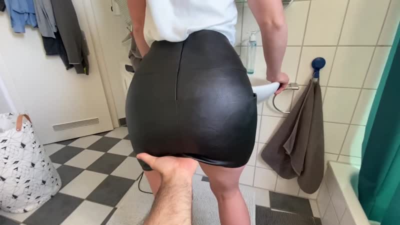 Mon mari m'a attrapé dans les toilettes avec une jupe en cuir cuir, fétichisme, bdsm, femdom, fisting, porno, pisse, scat, sexe, porno, fétiche, sexe