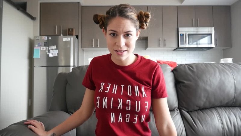 एशले एल्बन वेगन को सॉसेज फिक्स मिलता है