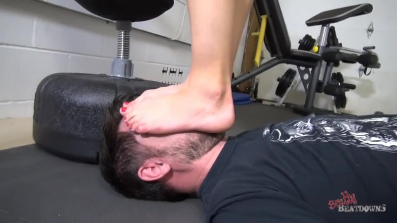 Nikki siguiente náuseas en los pies adoración de pies fetiche dominación de pies dominación femenina esclava lamiendo cuernos cornudo tijera