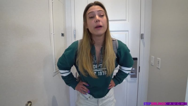 एवरी क्रिस्टी मेरी सौतेली बहन के साथ बिस्तर साझा करती है