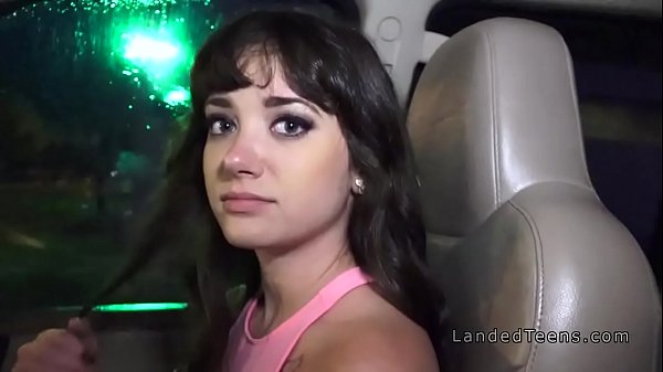 Chàng đưa một thang máy và vòi nước cho người đi nhờ xe tuổi teen