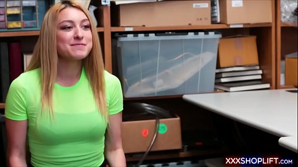 Tên trộm dễ thương có một tìm kiếm cởi đồ và một cú chết tiệt nhanh chóng