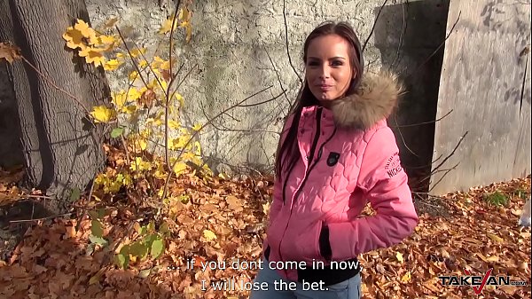 Takevan Superheiße Sexbombe auf der Straße erwischt und zum Ficken im Van überredet