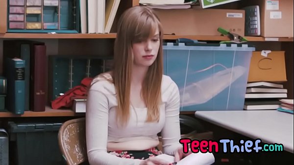 Dolly Leigh, voleuse adolescente pâle, se fait déshabiller et baiser par un homme musclé