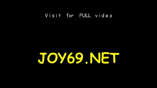 L'adolescente in età legale apre le gambe per un gioco da solista