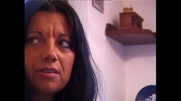 Una milf sexy ben sbattuta mentre pulisce la casa