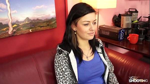 Fakeshooting Timida segretaria convinta a scopare un brutto ragazzo durante un finto casting