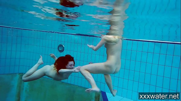Calde ragazze russe che nuotano in piscina