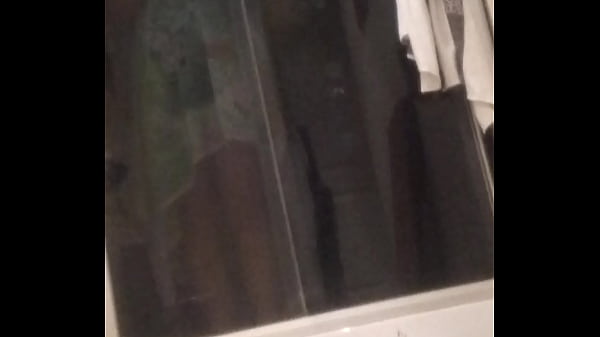 Sexy junge Blondine in der Dusche vor der Spycam