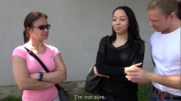 Jeune fille passionnée se déshabille