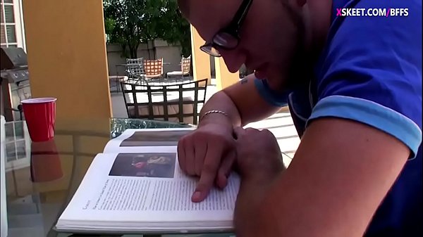 Il gruppo di studio di belle amiche con un ragazzo nerd si trasforma in un'orgia disgustosa