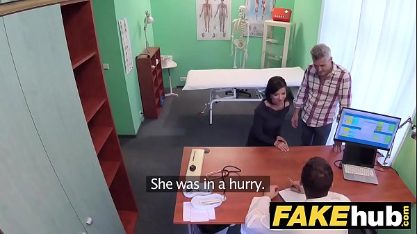 Fake Hospital Tschechischer Arzt spritzt über die enge Muschi einer geilen, betrügenden Frau