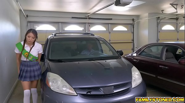 Sami Parker lutscht den Schwanz ihres Stiefvaters