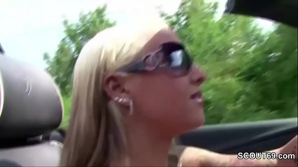 Hamburger Teen fickt mit Flüchtling aus Afrika auf dem Feld