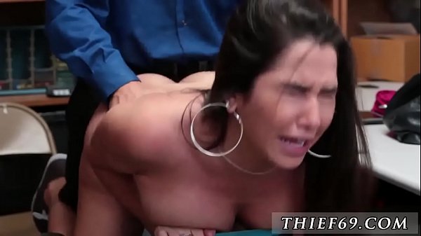 Blonde Polizistin mit großen Titten und Fingersatz auf der Polizeiwache, Bekleidungsdiebstahl