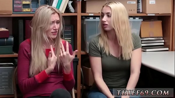 Strap hardcore sul buco del culo veloce e adolescente A m. e il capo#039_s