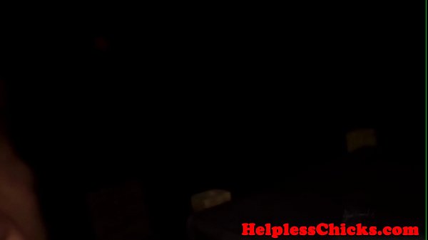 Hart geficktes Luder wird vor der Gesichtsbehandlung gefesselt