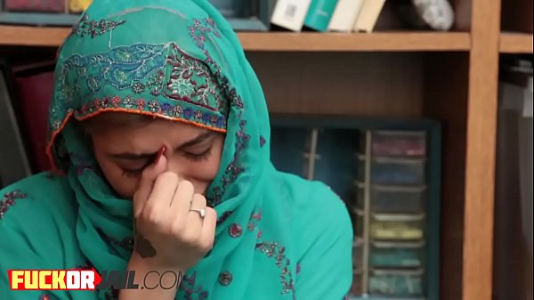 Oficial pervertido alimenta a un adolescente árabe con una salchicha palpitante