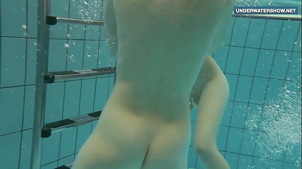 Deux ados super chauds dans la piscine