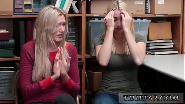 Flic blonde sexy et gangbang policier Une belle-mère et la fille d'un ami