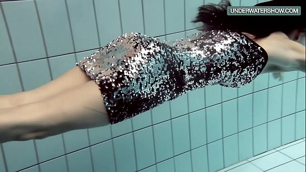 Loris, jeune aux cheveux noirs tourbillonnant dans la piscine.