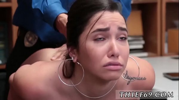 Heißer blonder Polizist, Kleiderdiebstahl