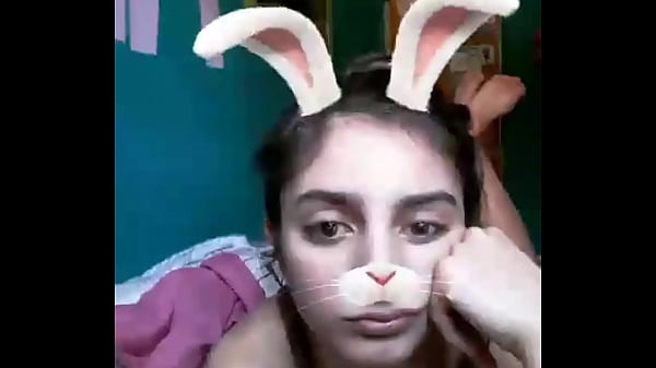 Latina 18enne che mostra inconsapevolmente i piedi sexy