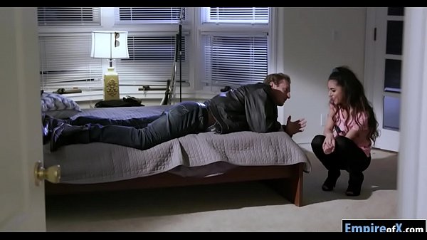 La piccola adolescente Arielle Faye ha perforato in profondità