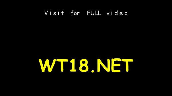 Verspielte heiße Frau zieht die Kerle hübsch aus