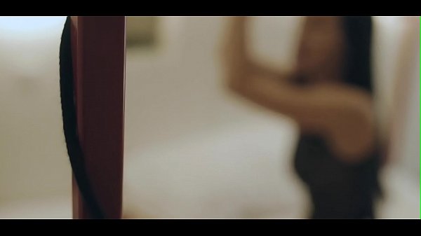 Une grosse bite entre dans la bouche d'un jeune