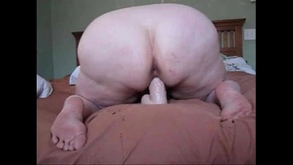 Freche BBW-Schlampe von BBWCurvy.com reitet einen großen Dildo