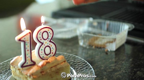 PornPros - Cassidy Ryan celebra su cumpleaños número 18 con pastel y polla