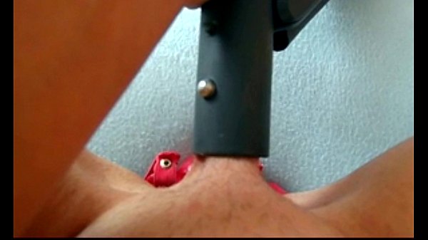 पीली मिनीस्कर्ट में सोफी अपनी चूत और डिल्डो को वैक्यूम कर रही है