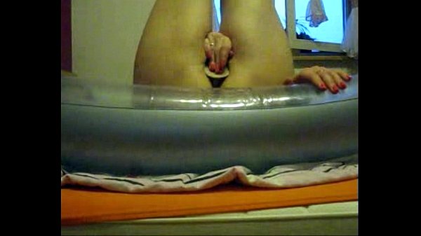 Sophie en bikini verde masturbándose con un consolador en una alfombra de playa - por freecamsmart.com