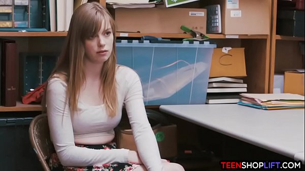 Junger blonder Ladendieb wird auf frischer Tat ertappt und fickt den Sicherheitsdienst