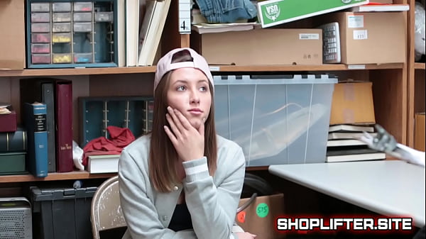 Jovem adolescente aterrorizado que furta em lojas é preso