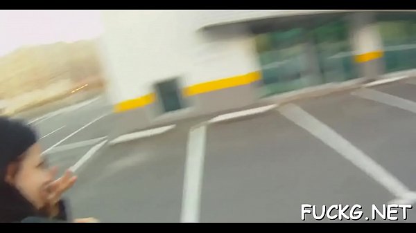 Un tizio con gli occhiali si scopa una puttana