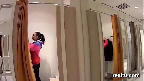 Eccezionale ninfomane ceca viene sedotta nel centro commerciale e penetrata in pov