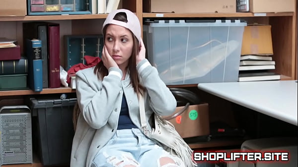 Shoplifter Hayden Hennessy é preso por policial