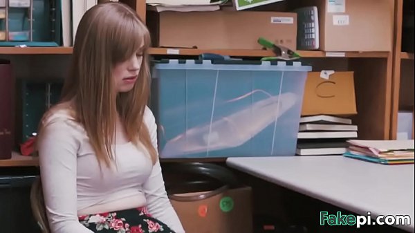 Coq d'adolescent mince et pâle agressif chevauchant sur le magasin de table