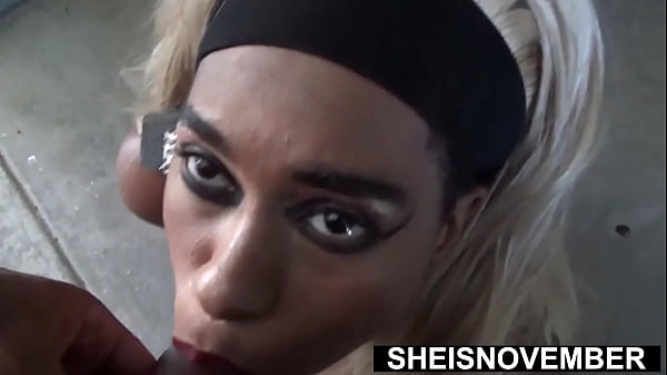 Hermanastra traviesa se escabulle al aire libre para reunirse para chupar y correrse secretamente el pene arrodillado, una nena de ébano sexy, cabello largo y rubio, el pecho queda expuesto mientras le da una mamada POV a su hermanastro, la nerd Sheisnovember traga corrida fauxcest por Msnovember