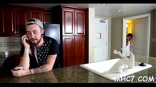 Zickiger heißer Cuckold begeht einen Kerl