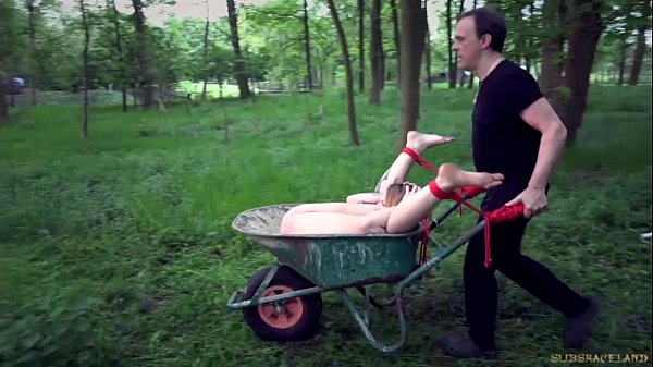 2 Sklavenschlampen werden in harter Bestrafung und Bondage-BDSM-Ficken gefesselt