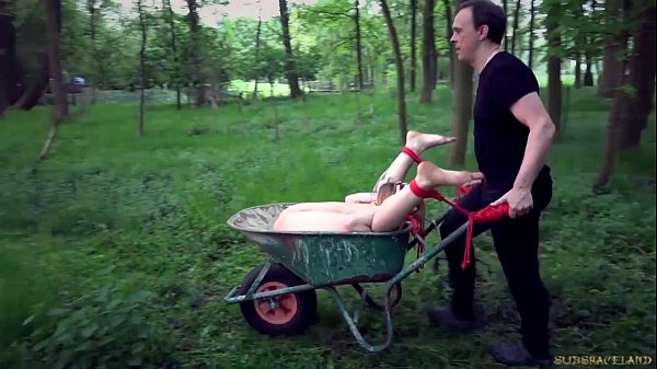 Giovani schiavi sub umiliati nell'addestramento alla schiavitù del cazzo di ingoio di sperma