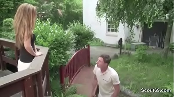 Adolescente de 18 años paga el alquiler con un polvo caliente al aire libre