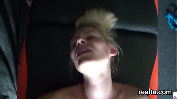 Charmantes tschechisches Kätzchen wurde im Einkaufszentrum in Versuchung geführt und in POV gestochen