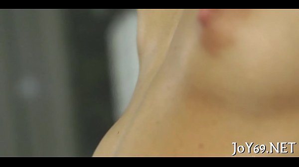 Solo chérie doigte son joli trou