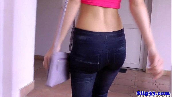 Europäisches Babe bläst Oldman, nachdem es den Kitzler gerieben hat