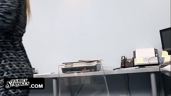 Bambi Brooks reitet den reifen Schwanz ihres Stiefvaters oben drauf