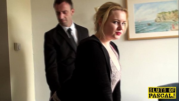 Throatfucked UK sub đánh đòn cho đến khi đỏ nguyên